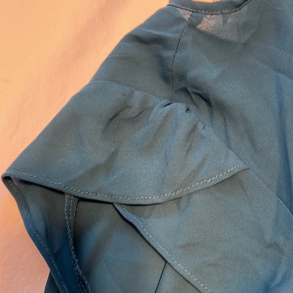 Fun2Fun Turquoise Pleated Front Capped Sleeves & Button Hole Back Blouse - Picture 4 of 5